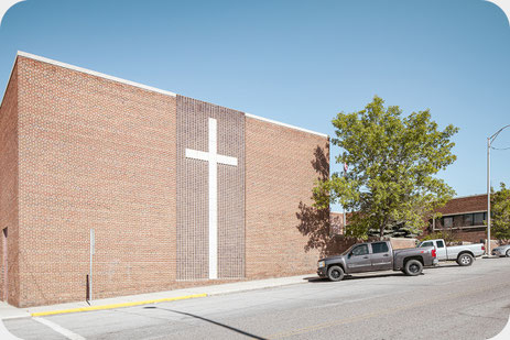 Moderne Kirche mit grossem Kreuz an der Wand in Butte Montana