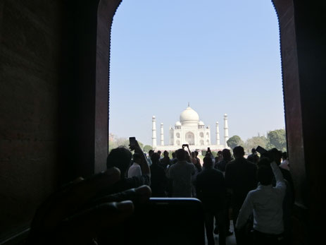 インドの王様が妃の為大理石に宝石を散りばめて建てた廟タージマハル