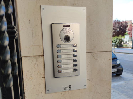 Detalle de placa Cityline de Fermax instalada en exterior de comunidad