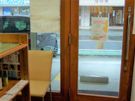 屋根付き駐車場の美容室