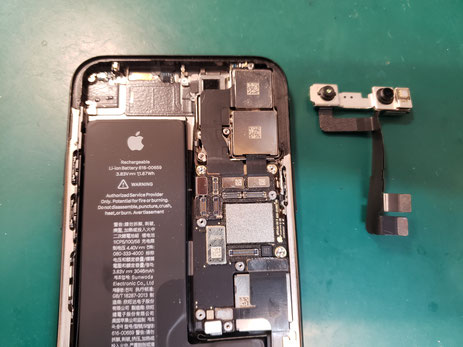 Apple純正部品のTrue Depthカメラで修理しているiPhone 11pro