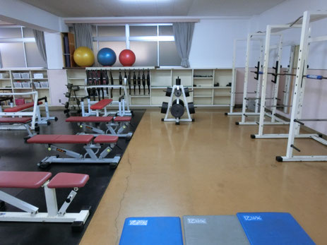 充実したトレーニングルームの一角をお借りしました。