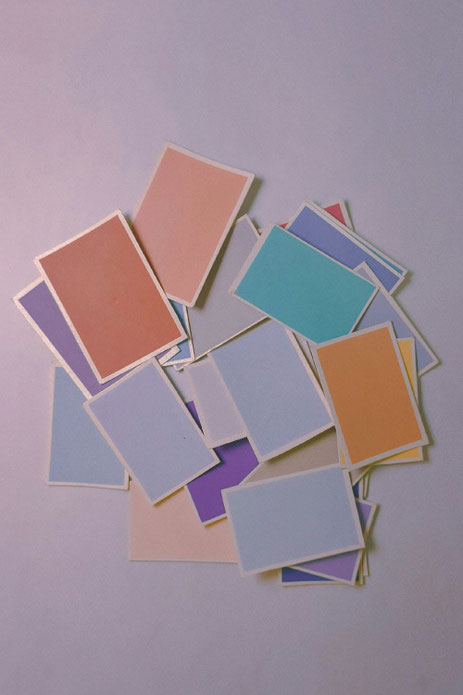 Plusieurs carrés de couleur empilés les uns sur les autres, pour illustrer l'article de blog mariage "Les couleurs de mariage : comment faire le bon choix ?", par My Daydream Wedding, wedding planner et designer sur Lille, Paris et toute la France