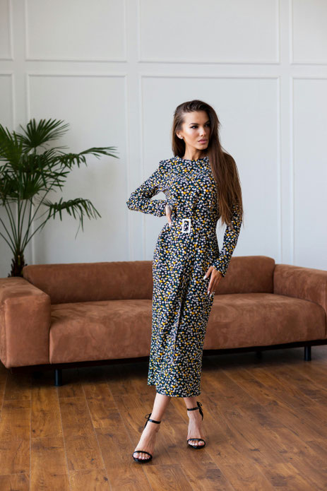 Femme en robe de soirée sobre, pour illustrer l'article de blog mariage "invité.e de mariage : quelles règles respecter et quelques conseils", par My Daydream Wedding, wedding planner et designer à Lille, Paris et la France