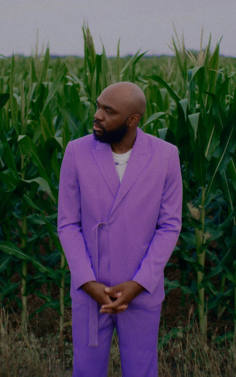 Homme habillé avec un costume lilas, pour illustrer l'article de blog mariage "invité.e de mariage : quelles règles respecter et quelques conseils", par My Daydream Wedding, wedding planner et designer à Lille, Paris et la France