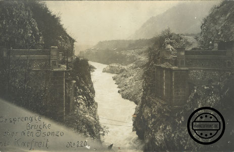 Die gesprengte Napoleonbrücke in den Tagen nach dem Durchbruch im Oktober 1917. Sammlung Isonzofront.de