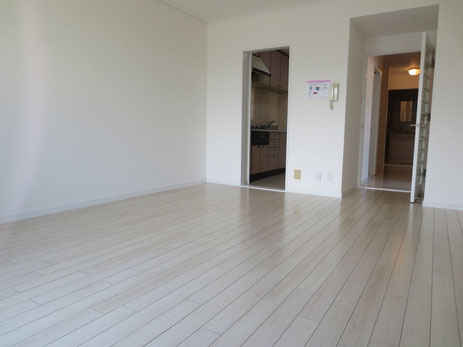 床は白の硬質フローリングを採用　傷がつきにくく、部屋全体がスッキリ！