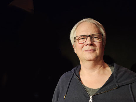 Das Bild zeigt Heiko Werning mit Brille und Kapuzenpuli.