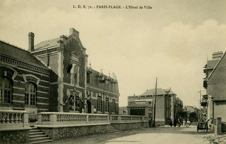 La 1ère mairie se situait à droite du bâtiment, après le 2ème escalier. Photo vers 1908