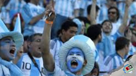 jovenes alentando a la selección argentina