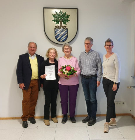 Der Vorstand "Freunde der Gemeindebücherei Nußloch" im Jahr 2022 mit dem neuen Ehrenmitglied Liane Sartor 