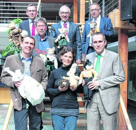 Vorne von links Roland Brauner (Lions Club), Irmi Wette (Konstanzer Puppenbühne), Jochen Link (Weißer Ring). Mitte: Markus Piro (Lions Club), hinten von links: Landrat Sven Hinterseh, OB Rupert Kubon, Robert Göhring (Lions Club). Foto: Tobias Lange