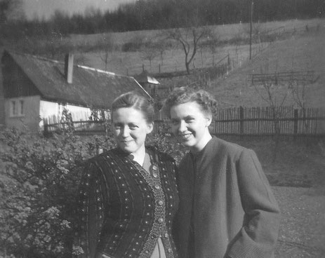 Die Schwester Gisela und Marlies Deichmann in Feldmanns Garten. Im Hintergrund das Blanken Haus (Foto um 1953)