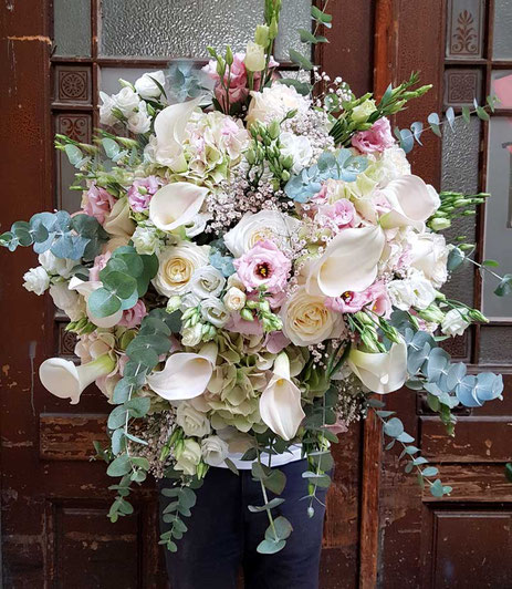 Blumen Lieferung Wien: Strauß in rosa und weiß mit Callas, Rosen, Lisianthus und Eukalyptus