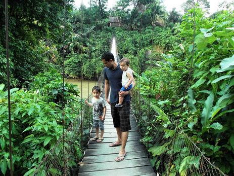 Spannende hangbrug in Tangkahan op Sumatra