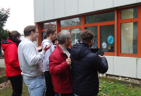 Schüler beim Thermographieren von Altbaufenstern zwecks Detektion möglicher Wärmelecks.