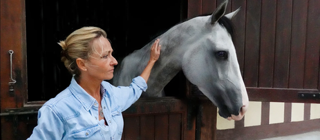 Corinne Dupeyrat avec un cheval de course.