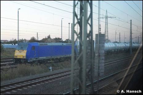 Lediglich ein Schnappschuss von 146 520-2 gelang aus dem Zug heraus am 10. Oktober 2015 in Bitterfeld Hbf.