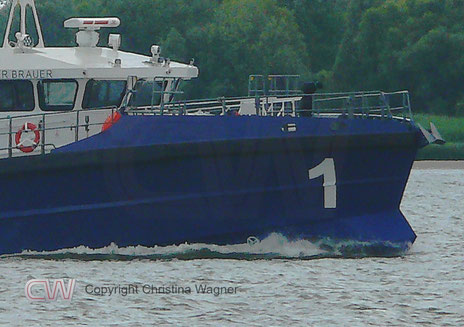 Hybrid Polizeiboot Bürgermeister BRAUER Wave-Piercing Bug