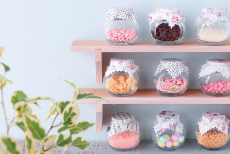 白の花びんに活けられたピンクのチューリップたち。