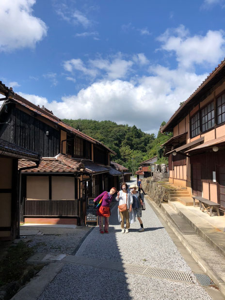 「町家吹屋ステイ千枚」の一階部分に「カフェ燈」さんが入ってます。