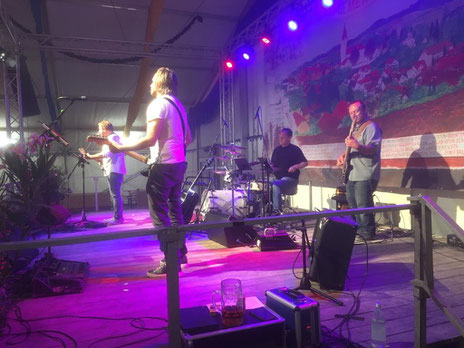 Olles Leiwand am Volksfest in Isen