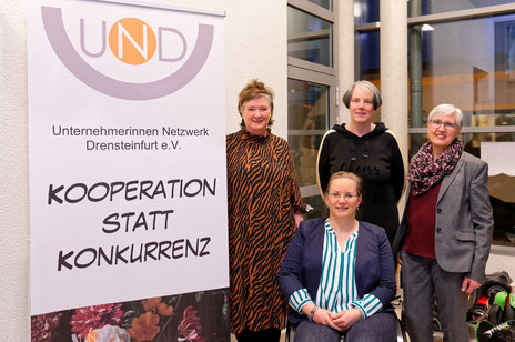 Der Vorstand des Unternehmerinnen Netzwerkes Drensteinfurt: Elin Hanna Klumb, Verena Breul (sitzend), Verena Schemmann,  Luise Richard (von links nach rechts, Foto: M. Weidemann)