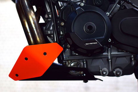 SW-Motech Bugspoiler an KZM 790 Duke montiert, Ansicht von Seite