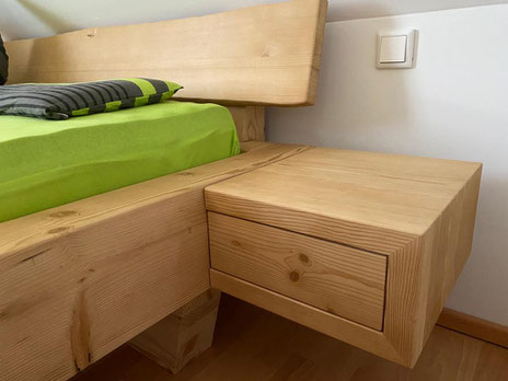 Schwebebalkenbett Fichte massiv mit Nachttisch