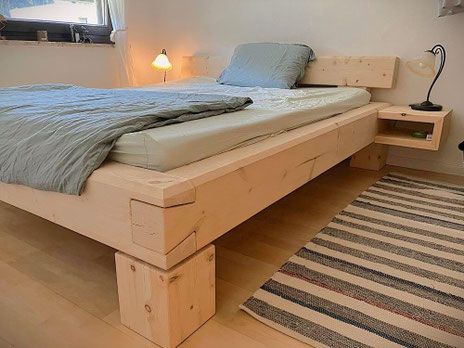 massives Balkenbett aus Zirbe modern