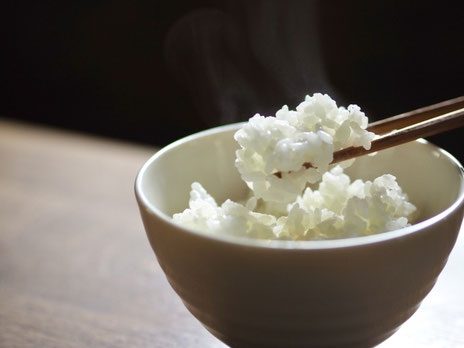 また、炭水化物の大きな役割は「エネルギーになること」🔥   炭水化物はエネルギー効率が良く、摂ることで頭が回りやすい、集中しやすい、元気が出やすいメリットもあります😊   逆に炭水化物が少なく脂質中心になると、空腹感や疲労感を感じやすくなったり、筋肉量や代謝の低下につながることも💦  