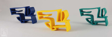 Drei 3D-Druck chimaumaus größe 100% stehend nebeneinander in den Farben Blau, Gelb, Türkis