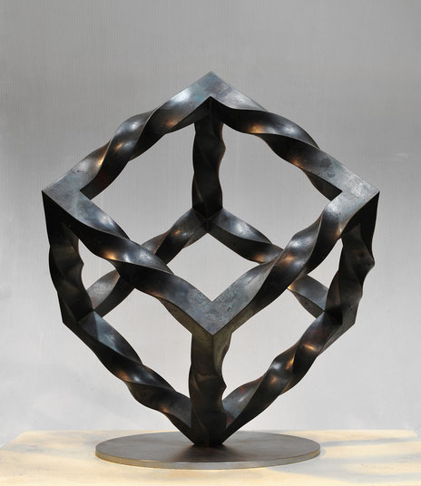 「 Mebius Cube - inside・outside 」  mild steel (3.2x3.2cm) ／ W.40 x D.40 x H.50cm ／ 2013