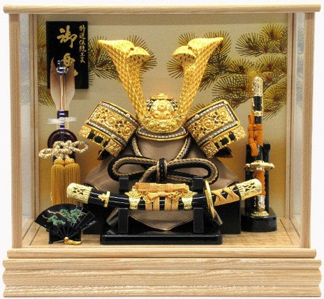 兜ケース飾り 8号 黒縅金兜（G1190） - 伽楠（かなん）