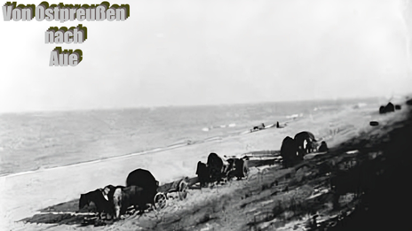 Ostpreußen trecken zu Fuß und mit Pferdewagen auf der Flucht im Jan-Feb. 1945 übers zugefrorene kurische Haff um über die kurische Nehrung nach Westen zu entkommen.