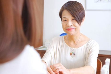 心理カウンセリングを受ける女性