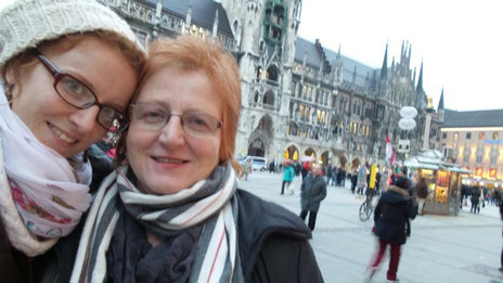 Mit Mami auf dem Münchner Marienplatz