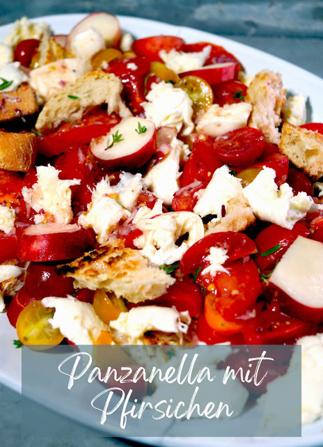 Brotsalat Panzanella, hier mit bunten Tomaten, Mozzarella und Weinbergpfirsichen