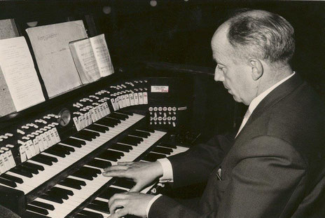 Otto Dunkelberg an der Orgel