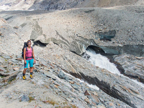 Am Gletschertor fließt die Lonza aus dem Langgletscher heraus