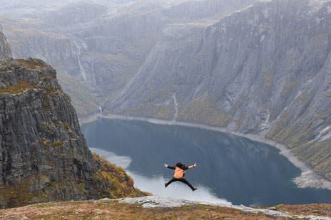Neue Wege wagen. Atemberaubende Ausblicke während einer Wanderung zur Trolltunga (Trollzunge) in Norwegen. (Foto: Jonas Kocum) 