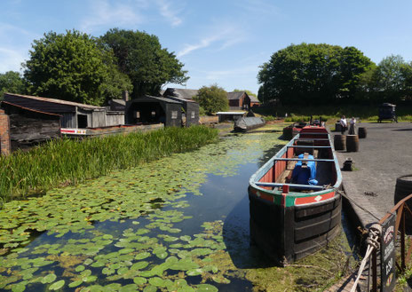 so sahen Narrowboats aus, bevor Touristen mit ihnen gegen Brücken fuhren