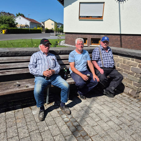 Bild: Udo Göbel - Nach getaner Arbeit und etwas matt schaut sich ein Teil des Seniorenbauhofs (Uli Rübsamen, Peter Georg, Harald Künkler) das Ergebnis der Arbeit an. Weiterhin haben auch Jörg Hopf und Manfred Stahl an diesem Projekt mitgeholfen. 