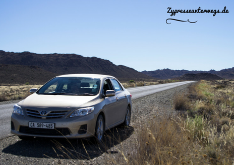 Auto am Strassenrand in der Karoo
