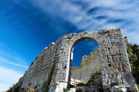Majestätisch steht das Fort Buoux hoch oben auf einem Plateau.