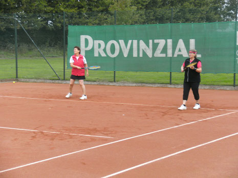 Toll den Ball wieder in der Mitte des Schlägers getroffen