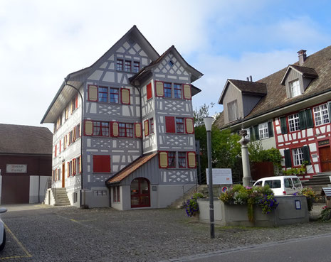 der Farbbrunnen vor der ehemaligen Färberei "Alti Farb"