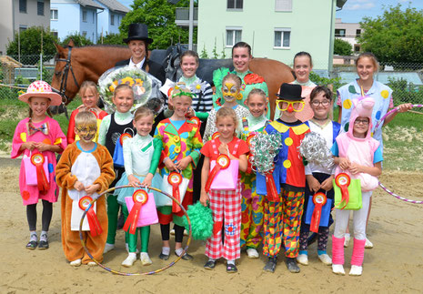 Die Voltigegruppe Rottal verabschiedet sich mit einer Zirkus-Vorführung an den Pferdesporttage Dagmersellen aus dem Pferdesport.