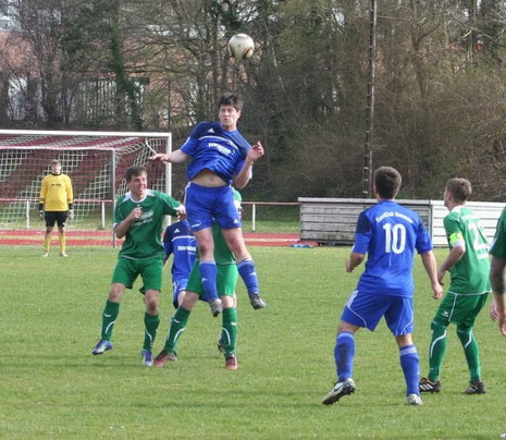 Hendrik Schmidt von der 1. Herren beim Kopfballduell (in blau).