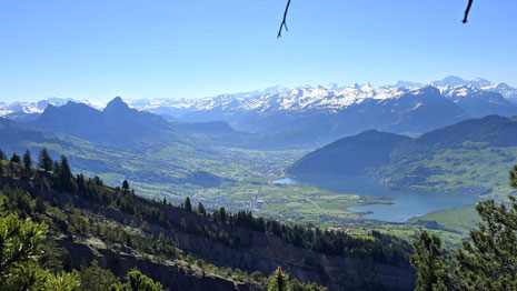 Ausblick in den Talkessel von Steinen - Schwyz vom Gnipen